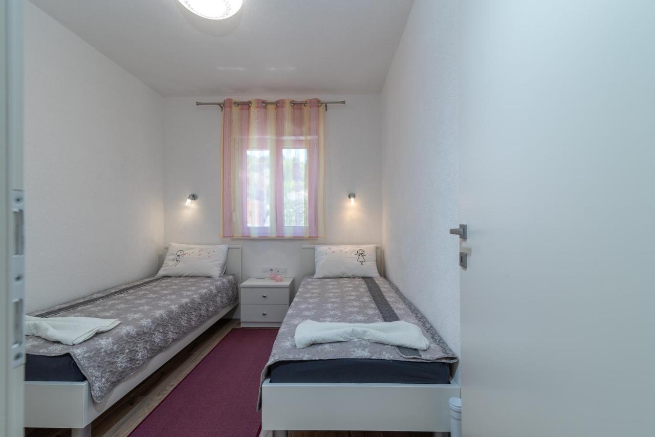 Apartment Gagula With Jacuzzi Trogir Kültér fotó