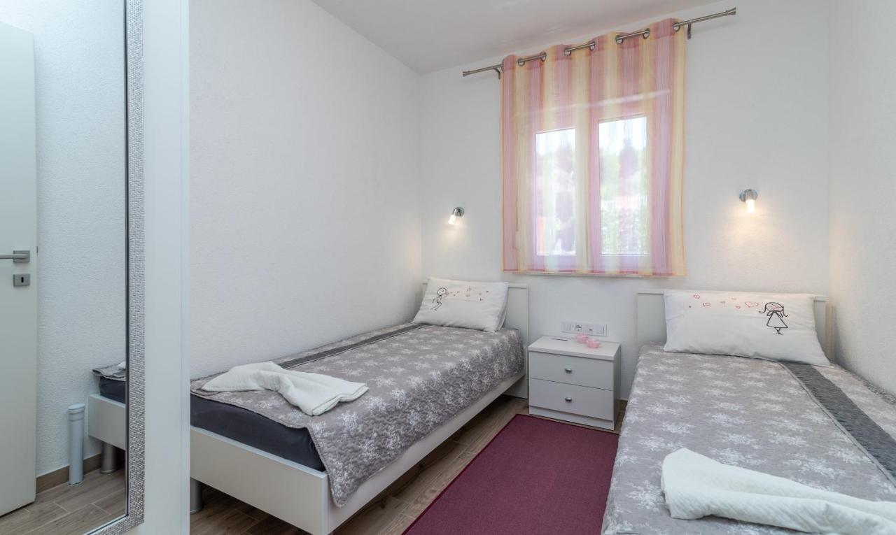 Apartment Gagula With Jacuzzi Trogir Kültér fotó