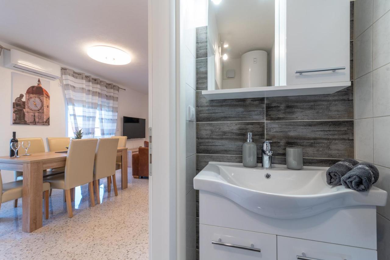 Apartment Gagula With Jacuzzi Trogir Kültér fotó